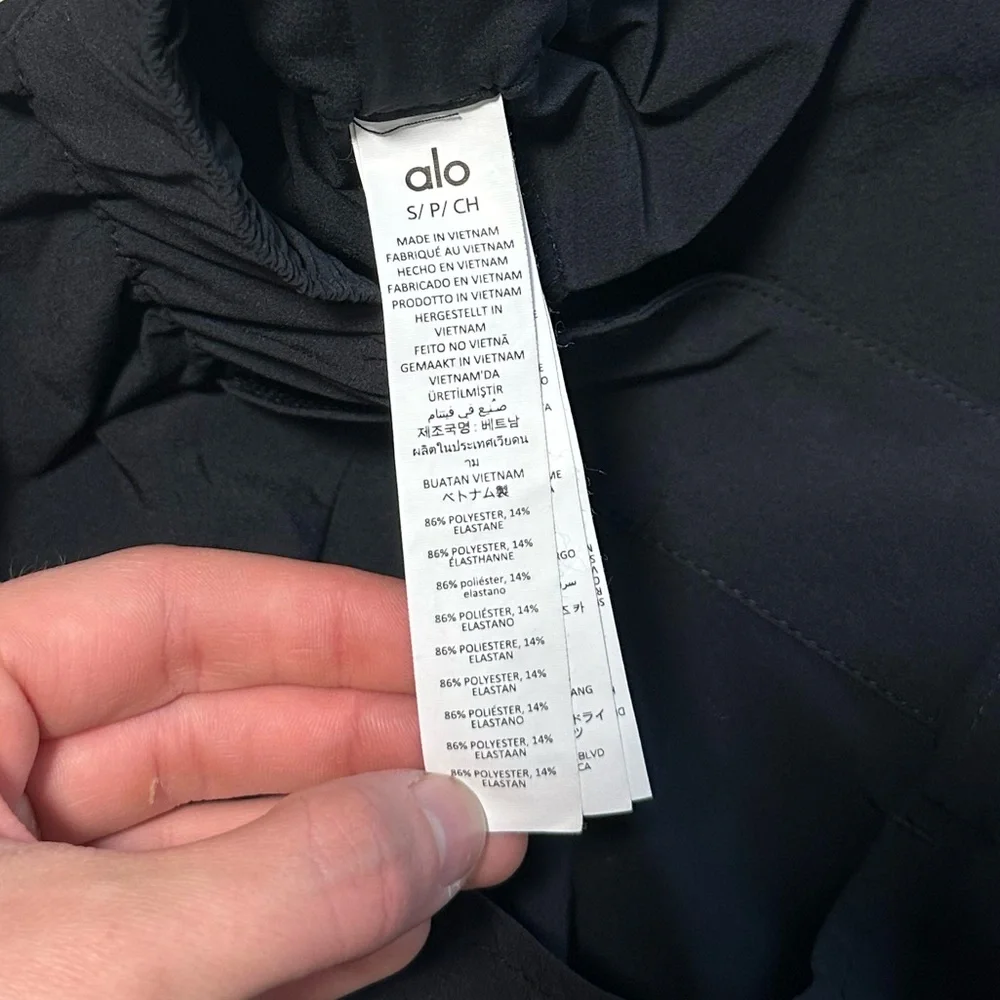 ALO Yoga Mid-Rise Workwear Cargo Pants in Black